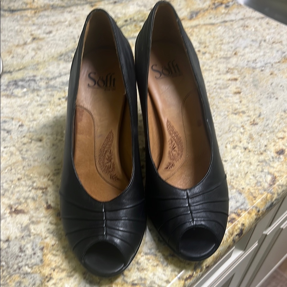 Sofft Black Leather Peep Toe NWOT Heels Classic Design 8 M